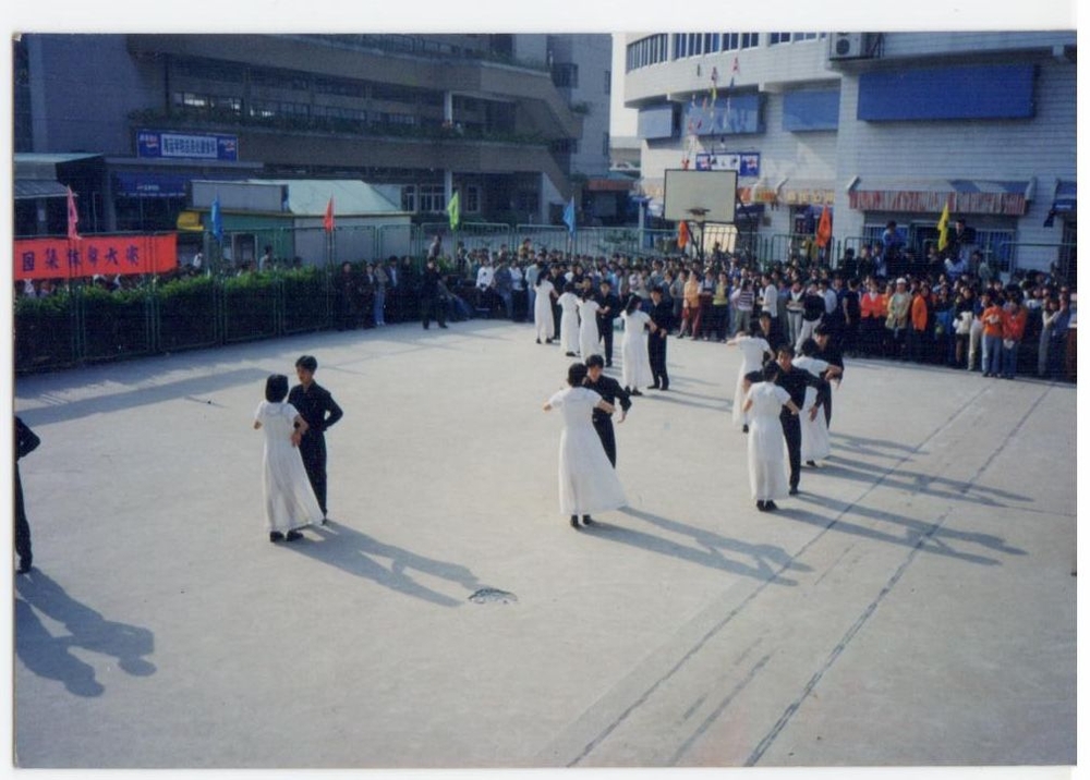 时间：00年上半年，地点：老校区5号楼前篮球场；图片来源：管理系99级