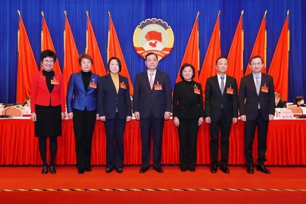 新当选的浦东新区七届政协主席团成员：主席姬兆亮（中）、副主席王小君（右三）、诸惠华（左三）、严伟（右二）、徐红（左二）、赵立新（右一），秘书长杨晔（左一）