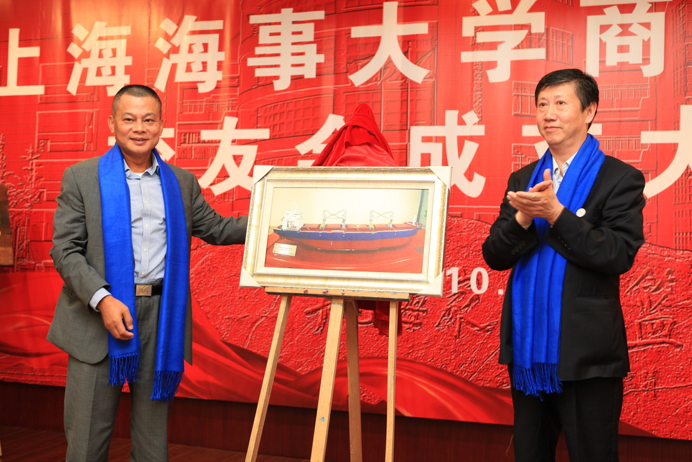 驾驶79级船模捐赠仪式