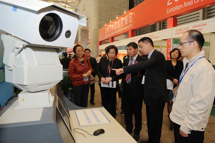 上海海事大学参展第14届中国国际工业博览会获得佳绩 孔凡邨副校长向教育部科技发展中心李志民主任(左三)、上海市教委袁雯副主任(左二)介绍我校科技成果