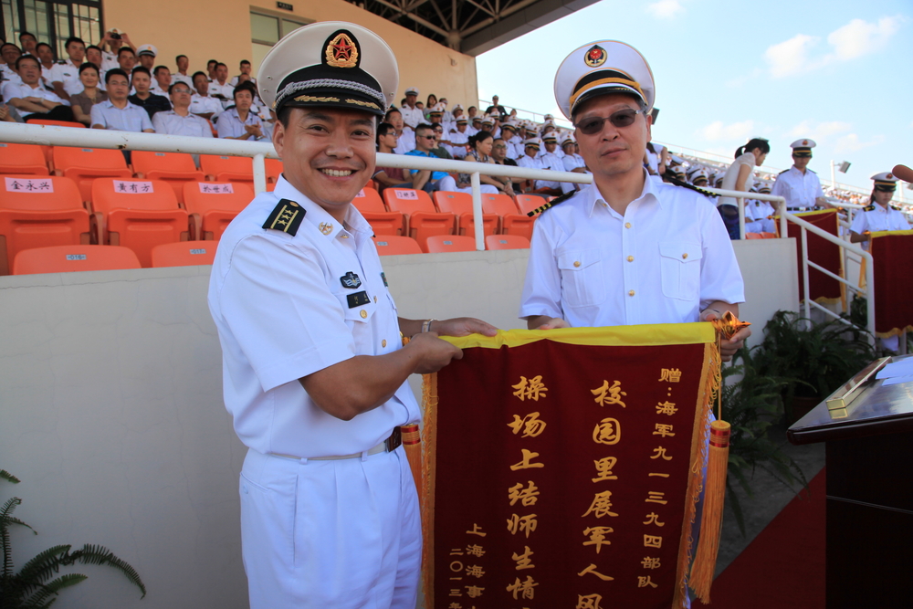 於世成书记向承训部队赠送锦旗