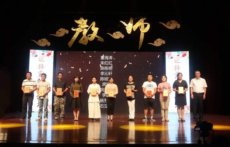 杨万枫副校长为优秀社团指导老师颁发证书