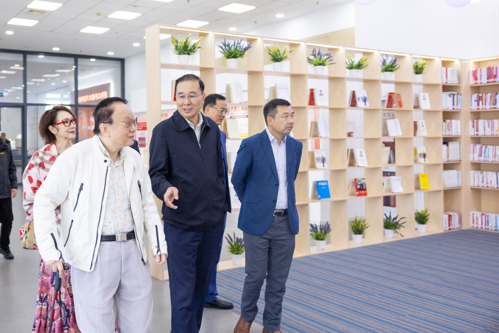 20240429130708867200.jpg 参观马克思主义专题图书馆