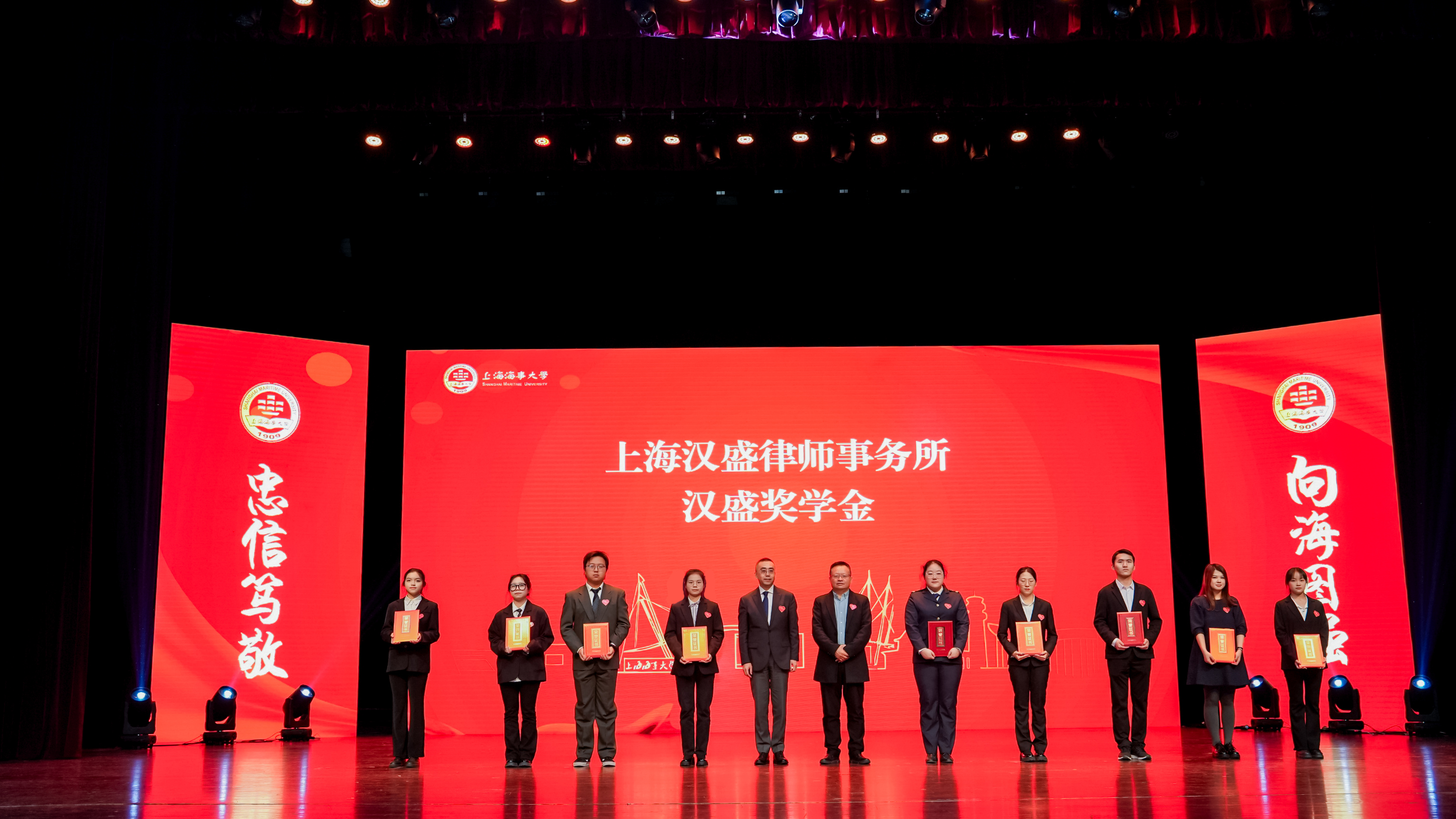 严大龙与企业代表共同为获得企业奖助学金的学生颁奖