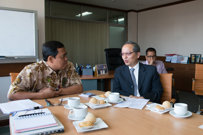 於书记在印度尼西亚第二港口公司总部同其人力资源开发与总体事务负责人交流