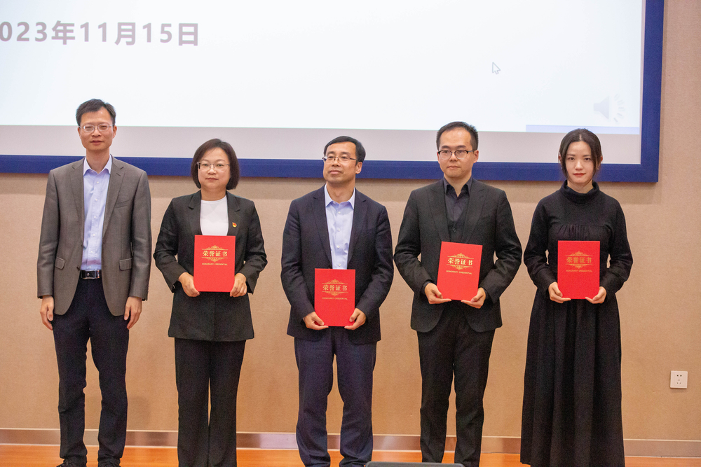 黄顺泉处长为获奖教师颁发三等奖证书