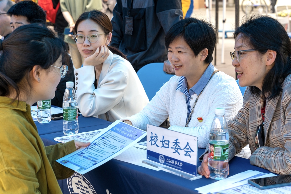 办公会现场妇委会工作人员接待学生咨询