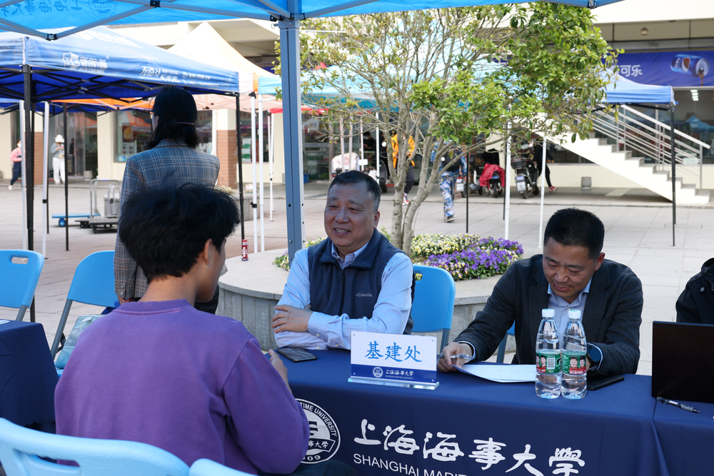 办公会现场基建处工作人员接待学生咨询