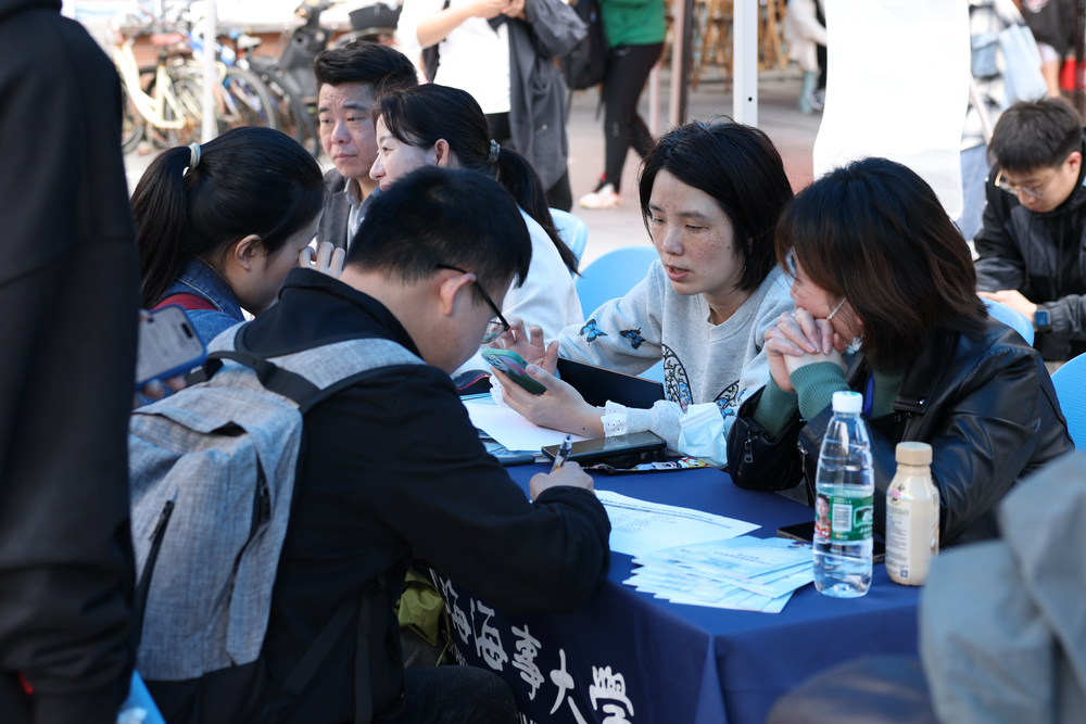 办公会现场校医院工作人员接待学生咨询