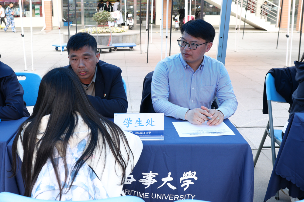 办公会现场学生处工作人员接待学生咨询