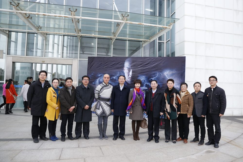 与会领导及主演、工作人员合影