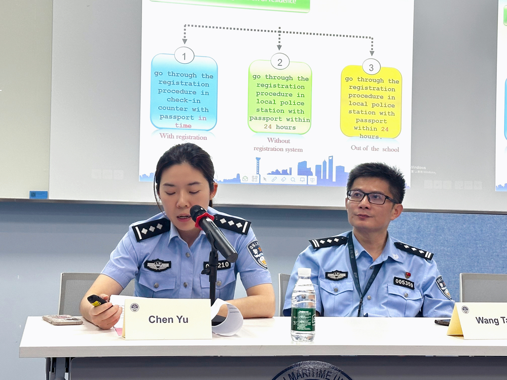上海市出入境管理局王韬、陈钰警官为国际学生上了“法治观念教育第一课”