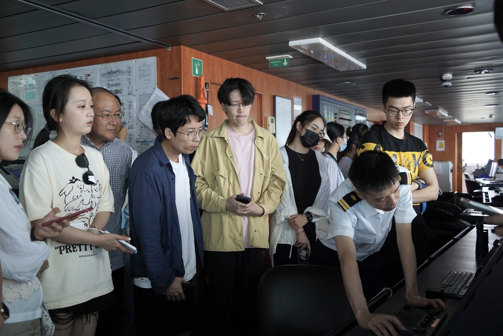 20230628040252863000.jpg 学生参观驾驶台