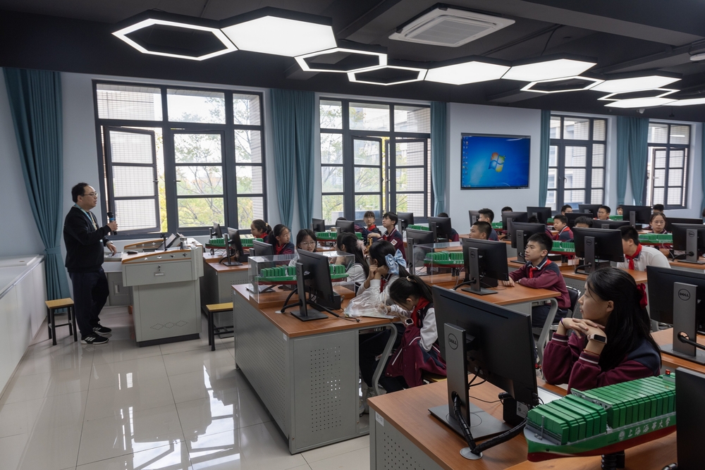 20240429134949457300.jpg 在智慧航运实验室中学习