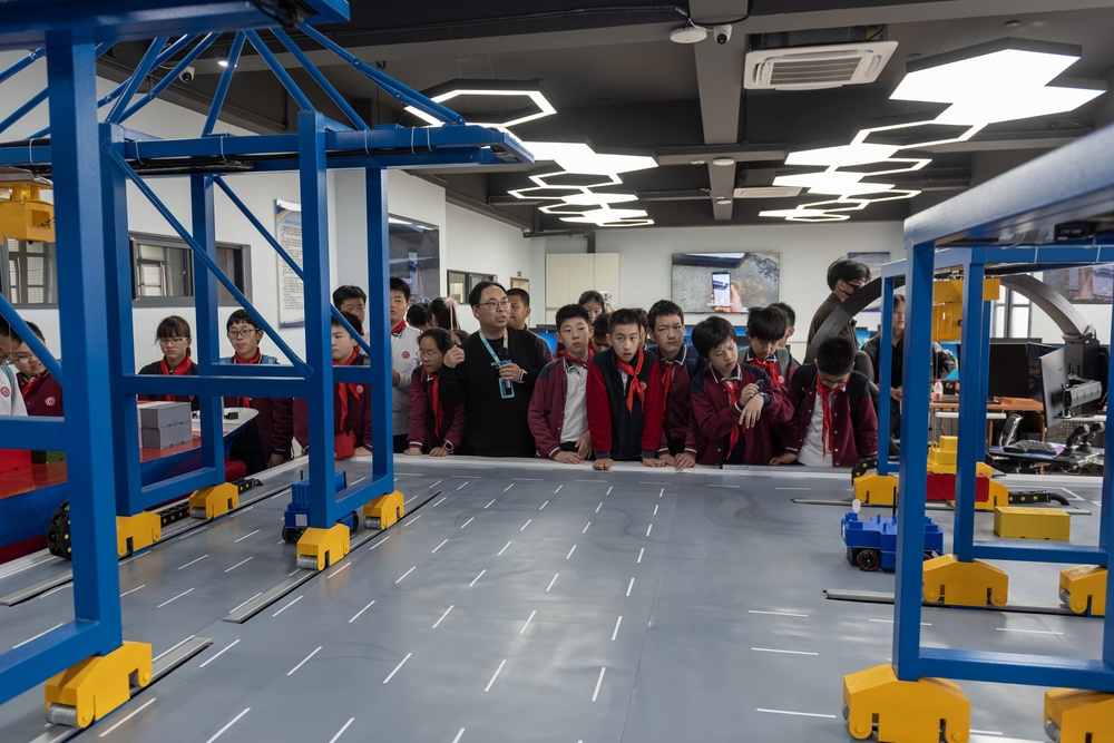 20240429134949354300.jpg 在智慧航运实验室中学习