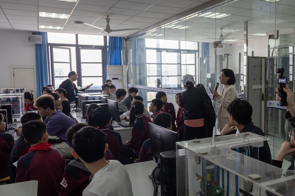 20240429134949564700.jpg 体验无线通信实验课程