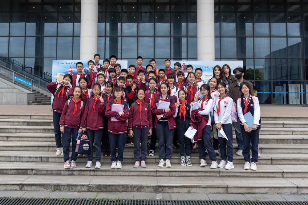 20240429134950004100.jpg 参观图书馆