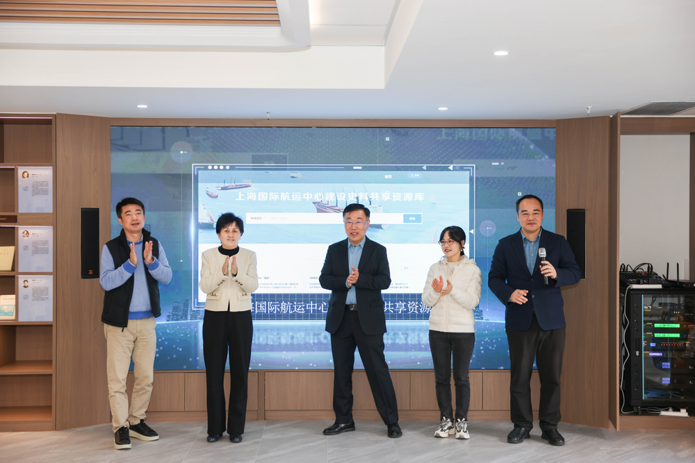 临港五校档案馆负责人启动两个航运史料库的上线仪式