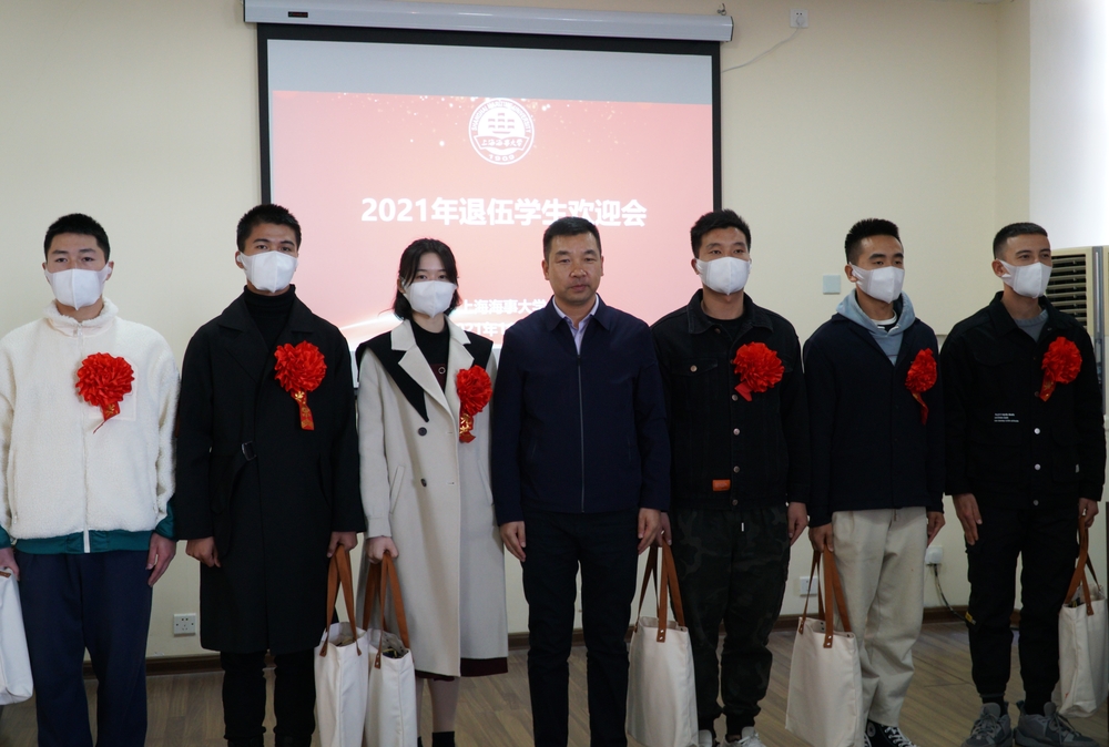 为退伍学生代表发放纪念品