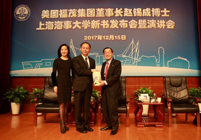 金永兴书记赠送徐悲鸿艺术学院学生制作的瓷瓶