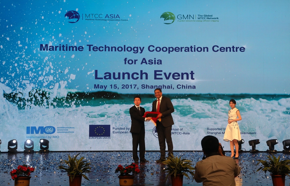 施欣副校长代表上海国际海事亚洲技术合作中心接受铭牌