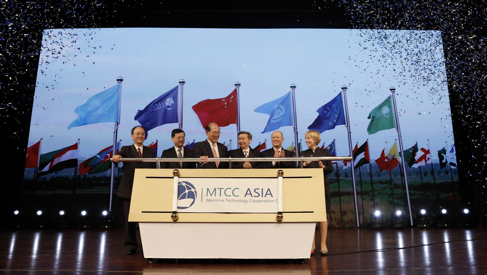 林基泽、何建中、陈寅、徐祖远、许如清、白薇琪等领导共同为上海国际海事亚洲技术合作中心(MTCC-Asia)中心剪彩