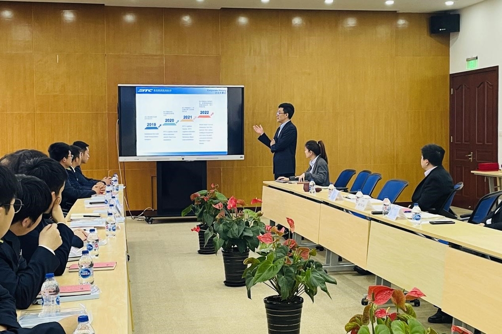 20230325053418764000.jpg 海丰国际执行董事薛明元讲解公司概况