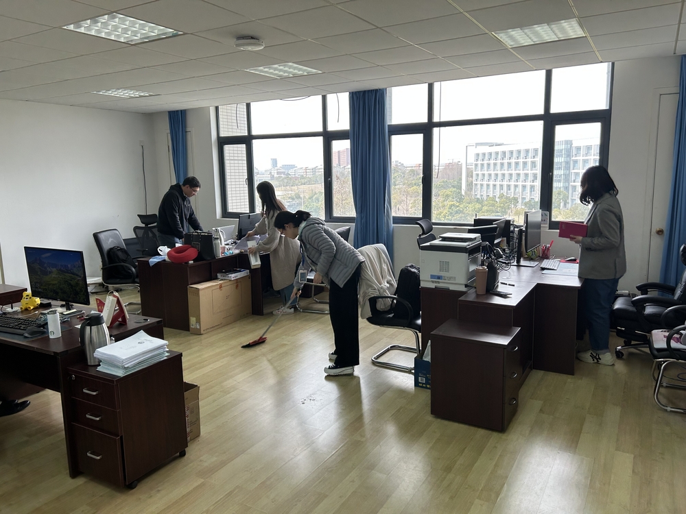 交通运输学院各教工支部积极打扫办公区域