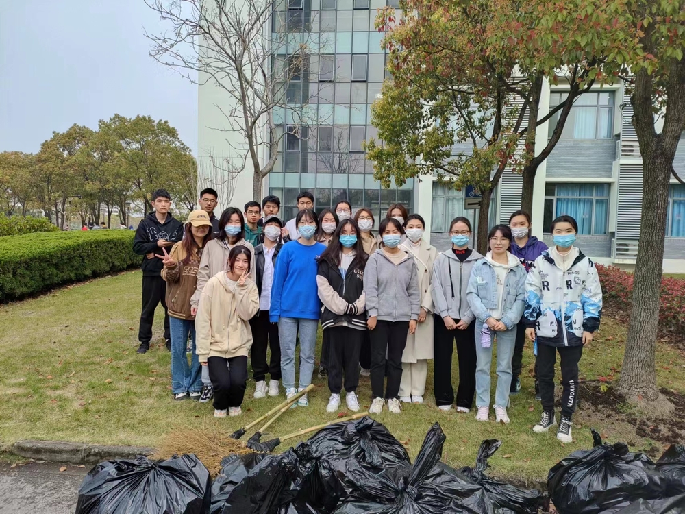 经济管理学院学生开展校园清理