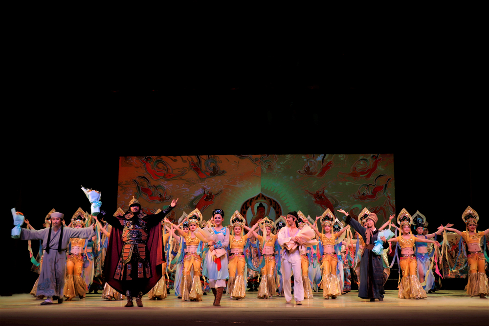 兰州歌舞剧院全体人员登台谢幕