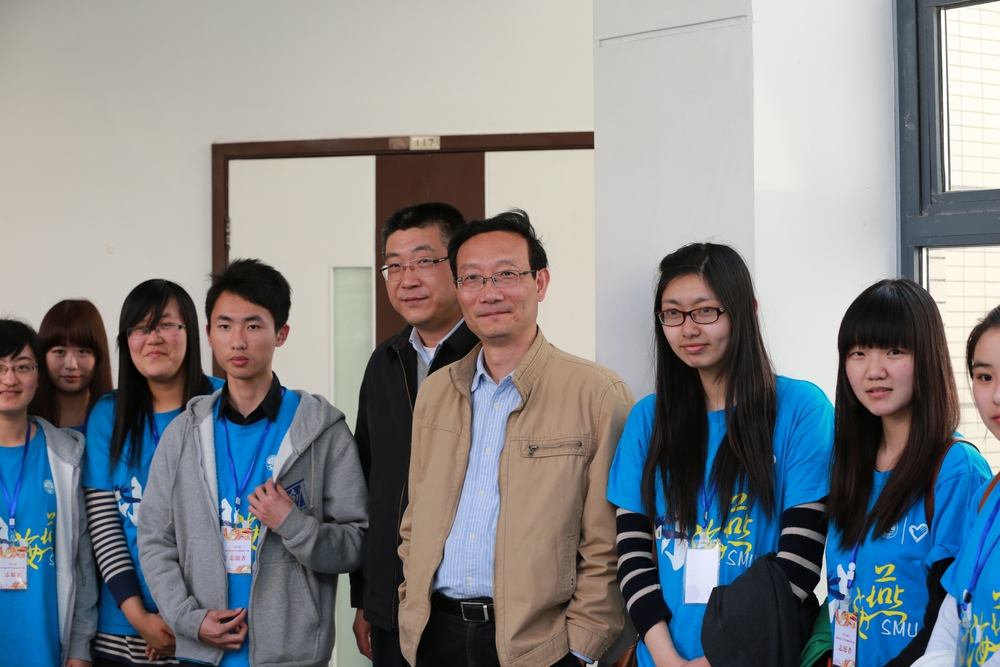 校领导与志愿者合影 校领导与志愿者合影