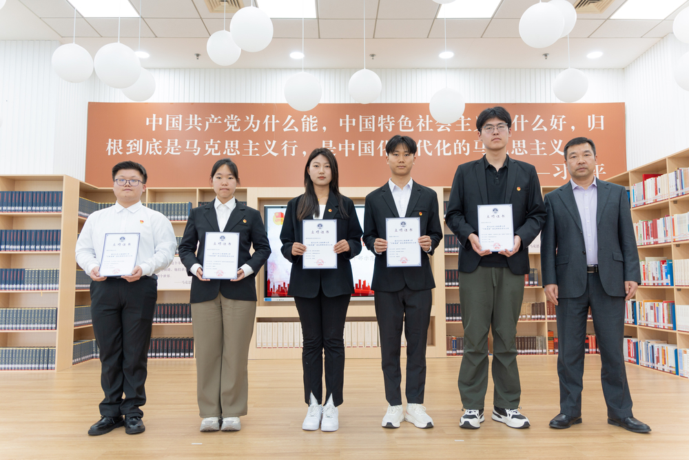 20240508225231921200.jpg  李志鹏副校长为“千帆竞渡”团支部特色项目立项优秀项目代表颁奖