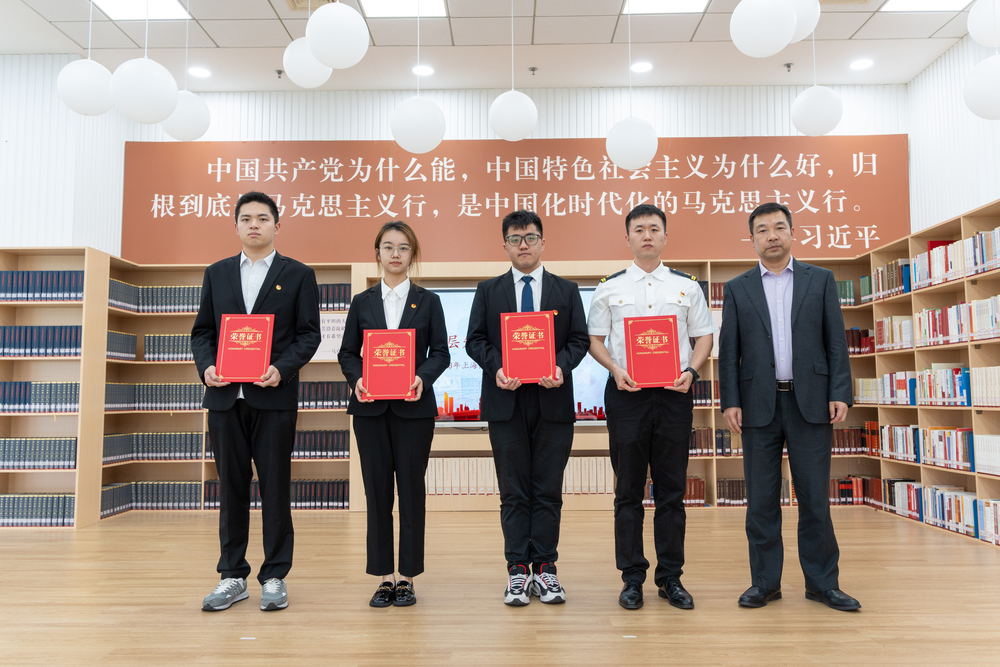 20240508225231683400.jpg 李志鹏副校长为2023年上海高校团干部示范典型代表颁奖