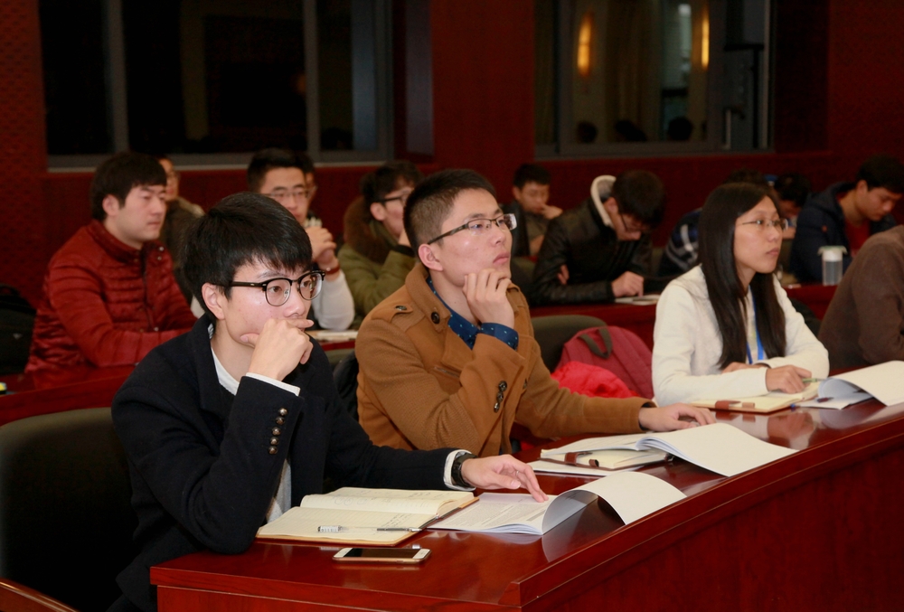 学生认真聆听讲座