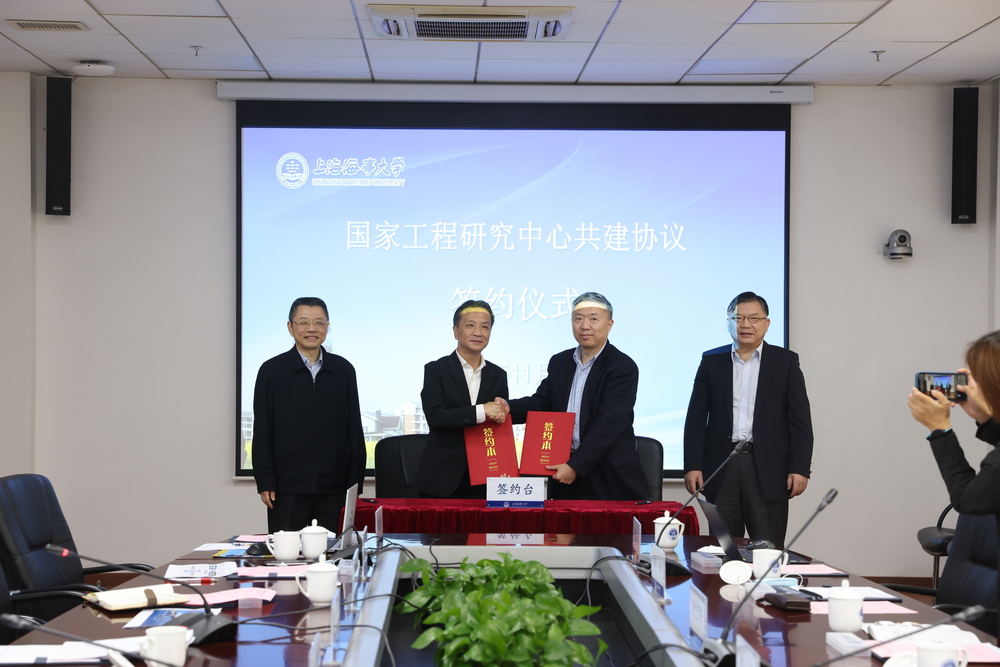 20221111145157972600.jpg 严伟副校长、徐卫东常务副主任签署合作协议