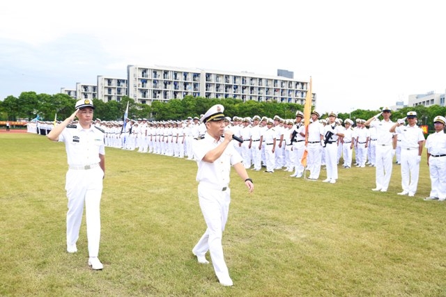 副校长王海威检阅方队 副校长王海威检阅方队