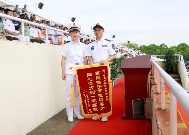 党委副书记、纪委书记门妍萍向中国人民解放军91394部队颁发锦旗 党委副书记、纪委书记门妍萍向中国人民解放军91394部队颁发锦旗