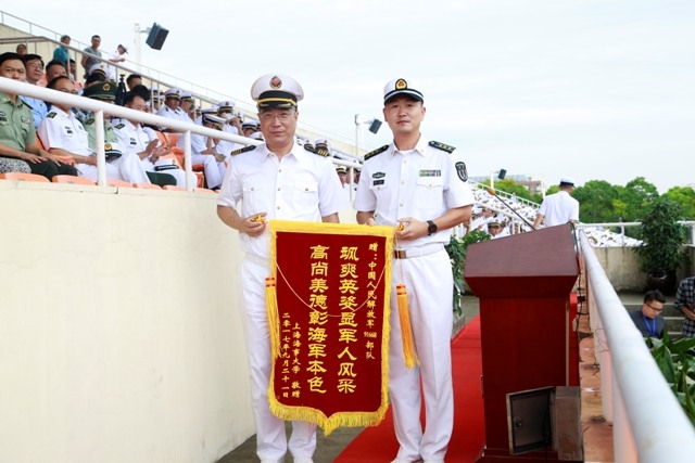 副校长杨万枫向中国人民解放军91668部队颁发锦旗 副校长杨万枫向中国人民解放军91668部队颁发锦旗