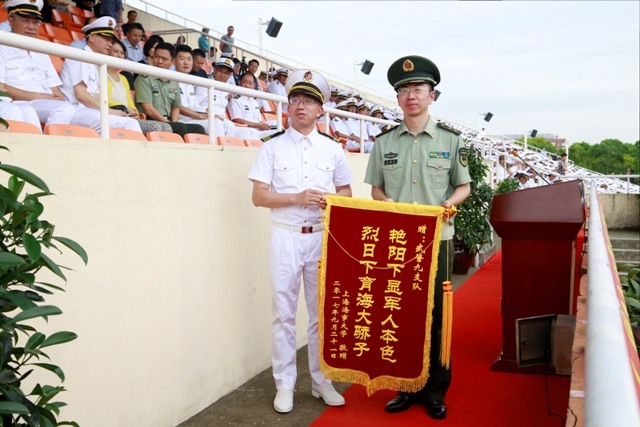 副校长施欣向武警九支队颁发锦旗 副校长施欣向武警九支队颁发锦旗