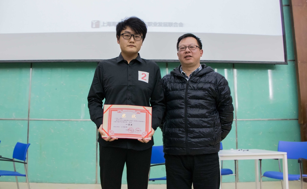 一等奖选手与评委合影