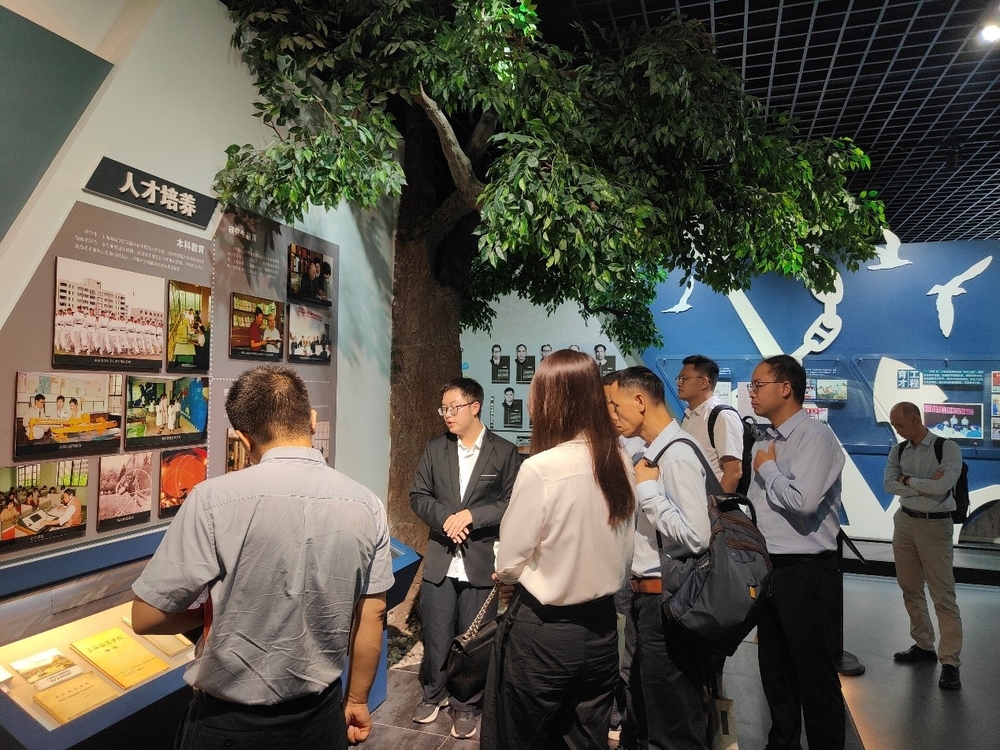 20230929092727177300.jpg 企业(行业)导师参观校史馆