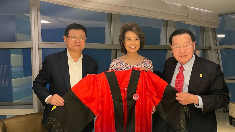 20240531081807434700.jpg 宋宝儒书记向赵锡成博士赠送导师服