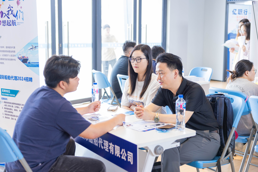 20240612144603547300.jpg 招聘会现场