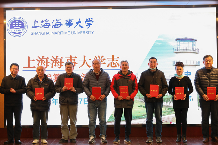 宋宝儒书记为参与编纂的老同志代表颁发纪念证书