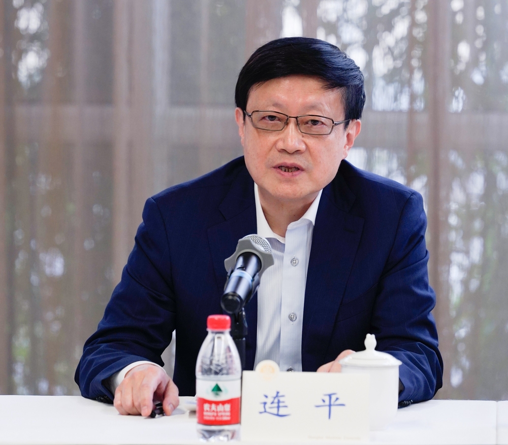 高文彬教授的亲属代表、华东师范大学经济与管理学部名誉主仼、植信投资首席经济学家兼研究院院长、中国首席经济学家论坛理事长连平教授发言 高文彬教授的亲属代表、华东师范大学经济与管理学部名誉主仼、植信投资首席经济学家兼研究院院长、中国首席经济学家论坛理事长连平教授发言