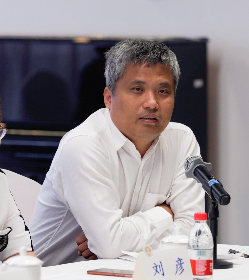 高文彬教授的学生代表、上海市邦信阳中建中汇律师事务所合伙人李锋 发言 高文彬教授的学生代表、上海市邦信阳中建中汇律师事务所合伙人李锋 发言