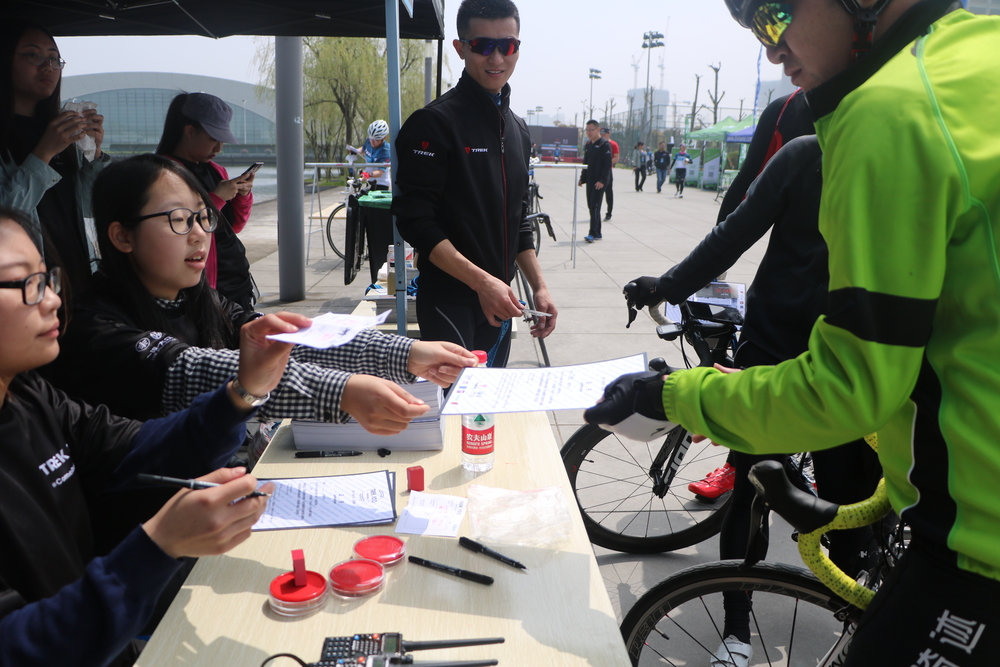 志愿者分发证书奖牌