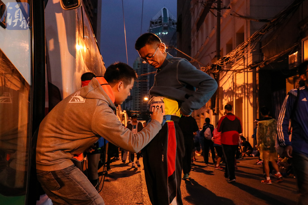 核实运动员号码无误后做标记