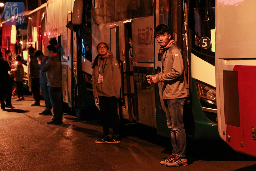 黎明中坚守岗位的志愿者们