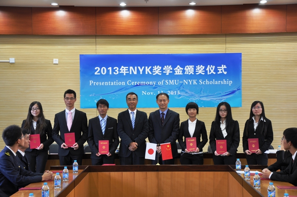 金永兴副校长与永井圭造总代表为获奖学生颁奖